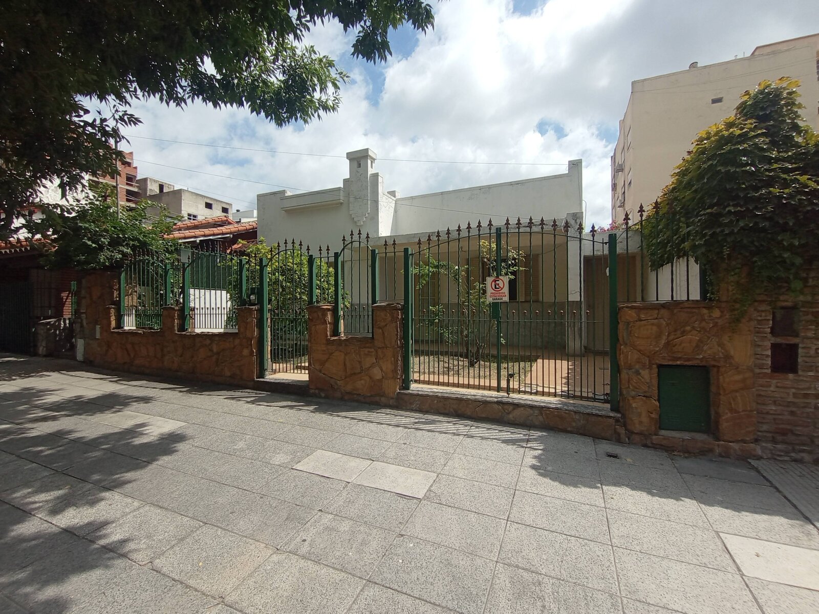Frente de la casa desde la vereda