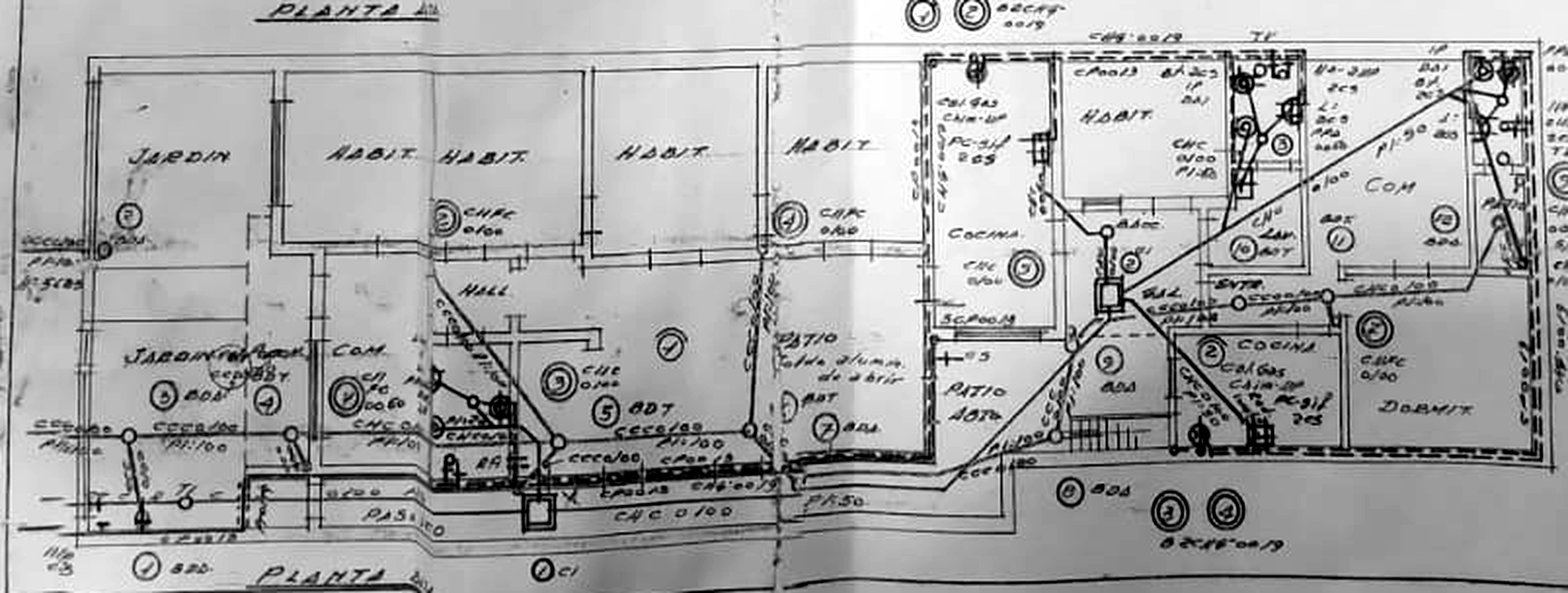 Redibujo legible de la planta baja del plano de 1978, con dormitorio al frente, tres habitaciones en fila, hall, cocina, baño, patio y la segunda unidad al fondo